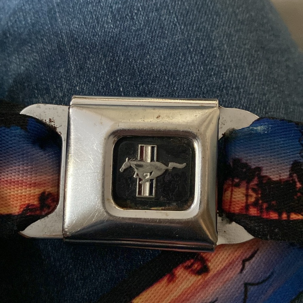Ford Mustang seatbelt buckle belt - Picture 4 of 9